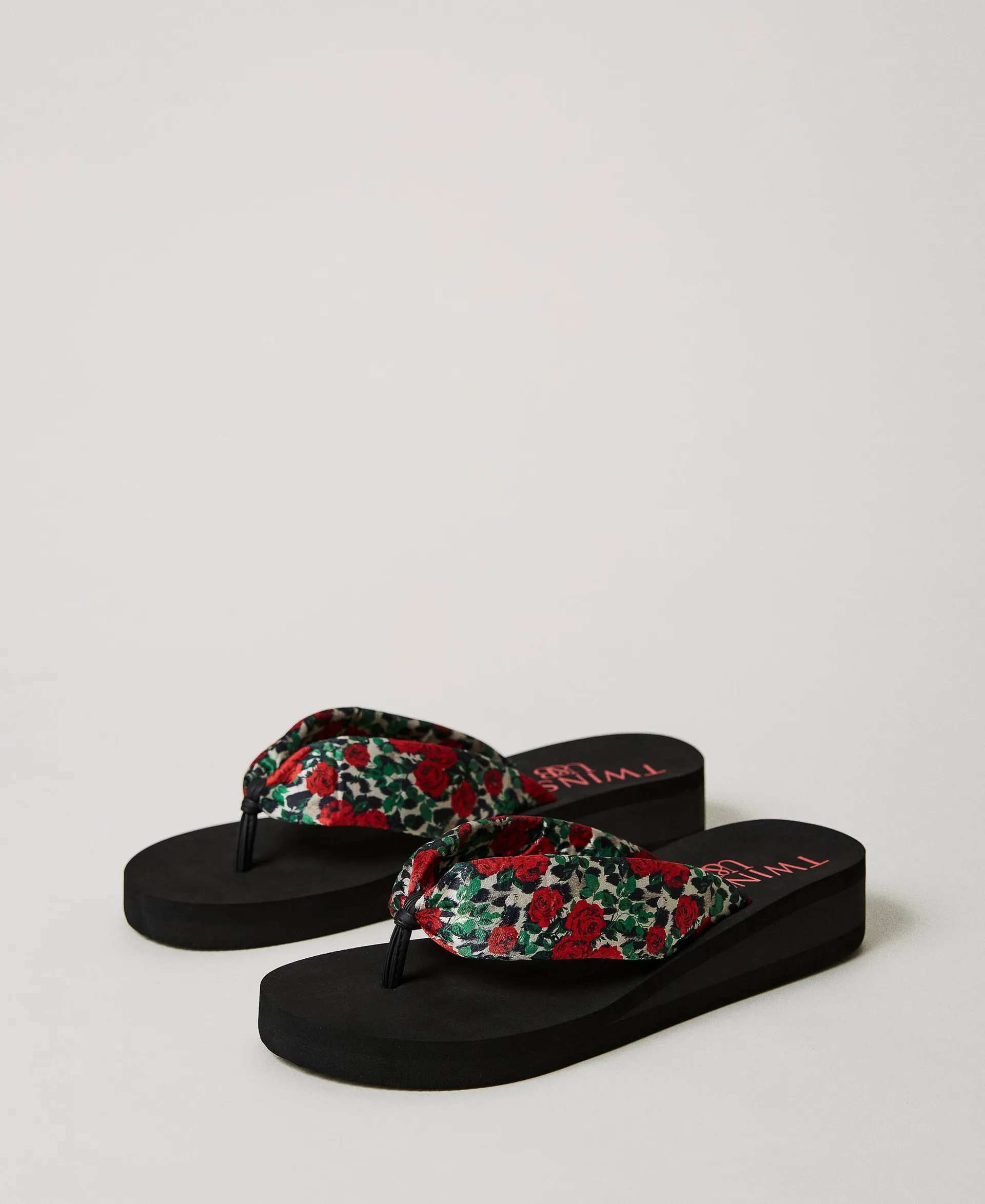 Chanclas de plataforma con estampado