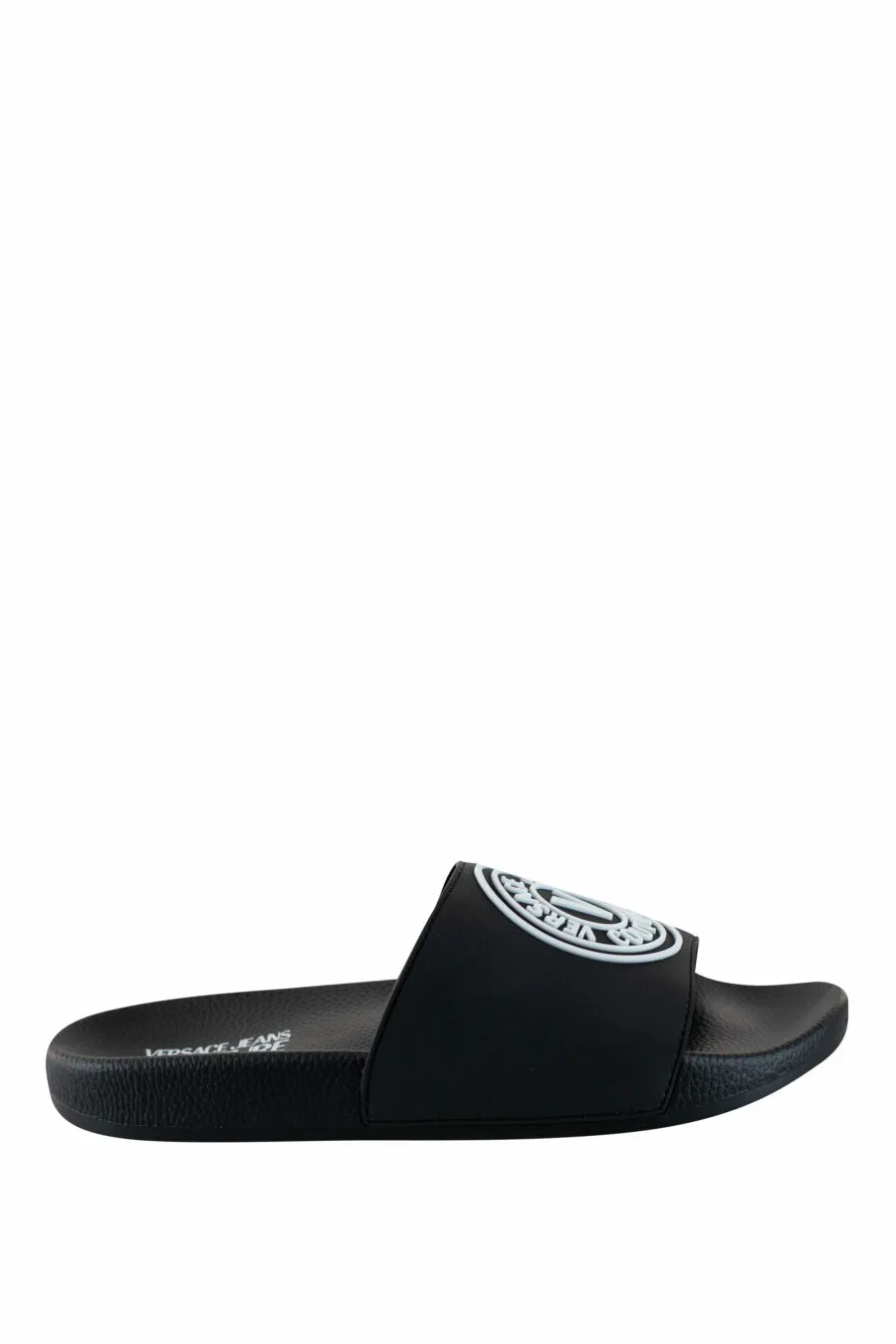 Chanclas negras con maxilogo circular negro