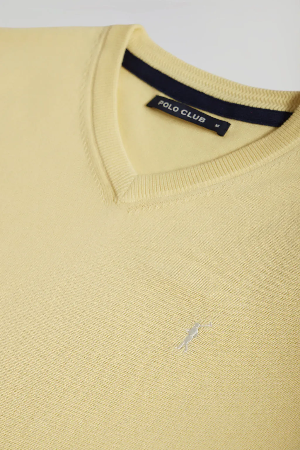 Jersey básico de cuello de pico amarillo suave con logo Rigby Go