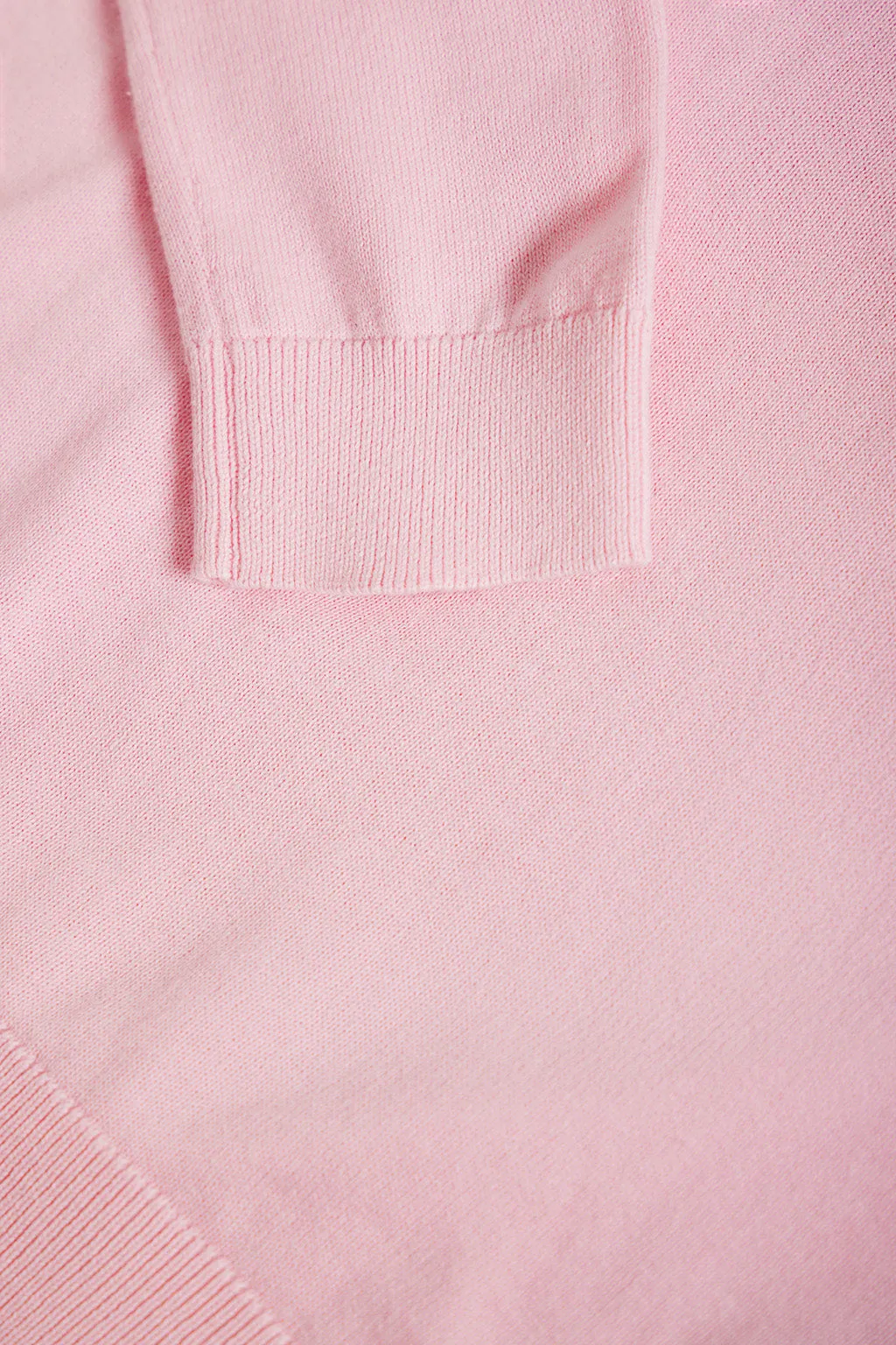 Jersey básico rosa de cuello redondo y logo bordado al tono