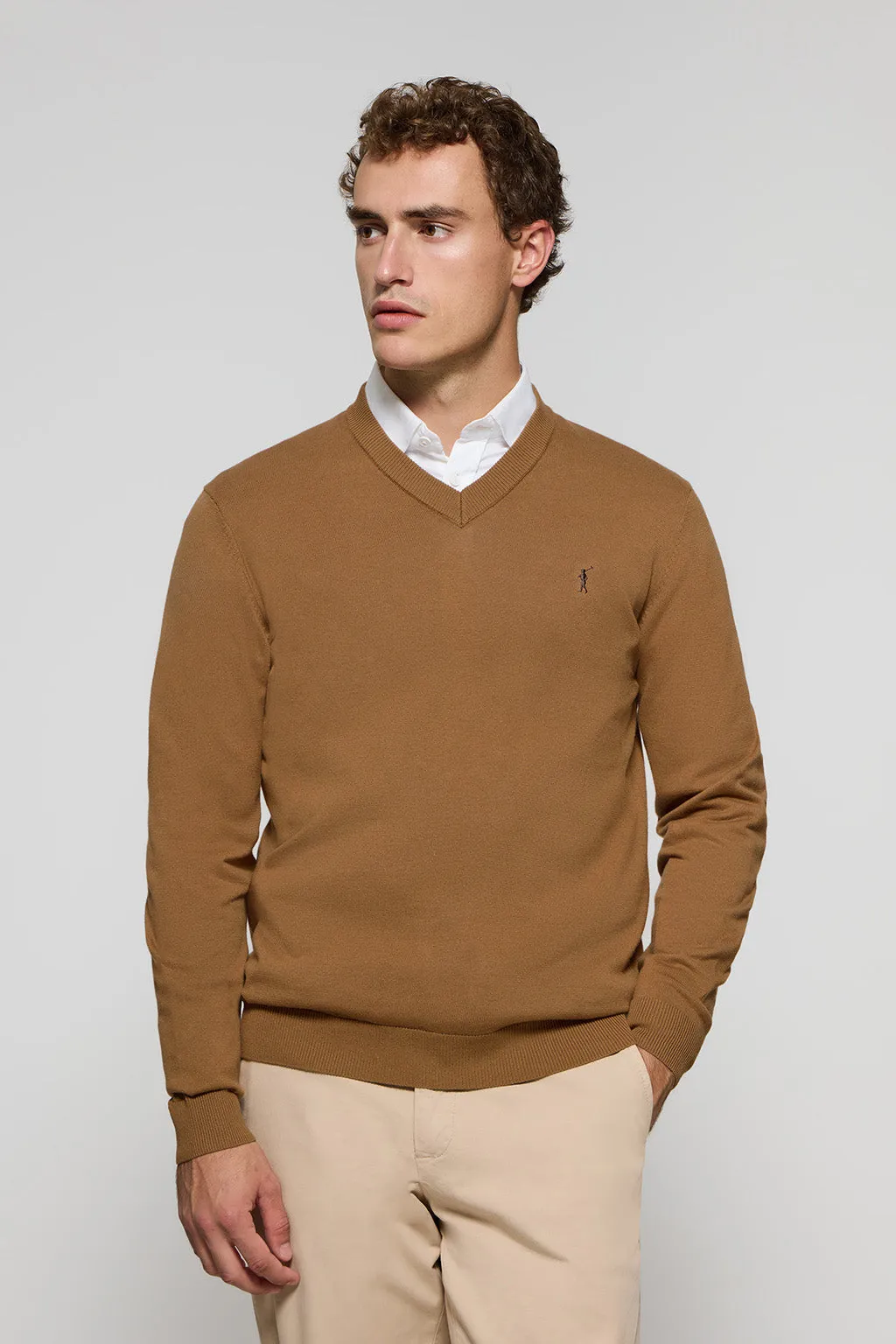 Jersey de punto color camel con cuello de pico y bordado Rigby Go