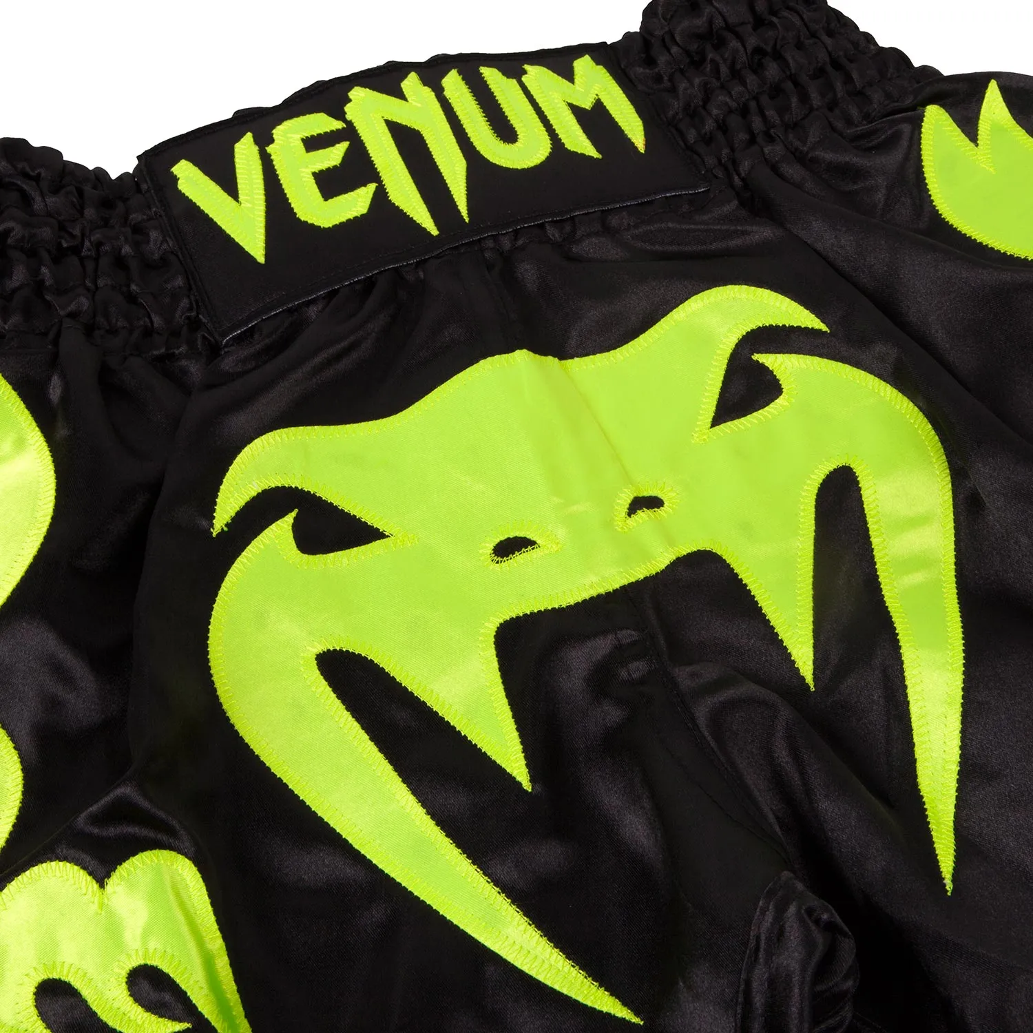 Pantalones cortos Muay Thai Venum Bangkok Inferno Muay Thai Shorts - Negro/Amarillo Fluo