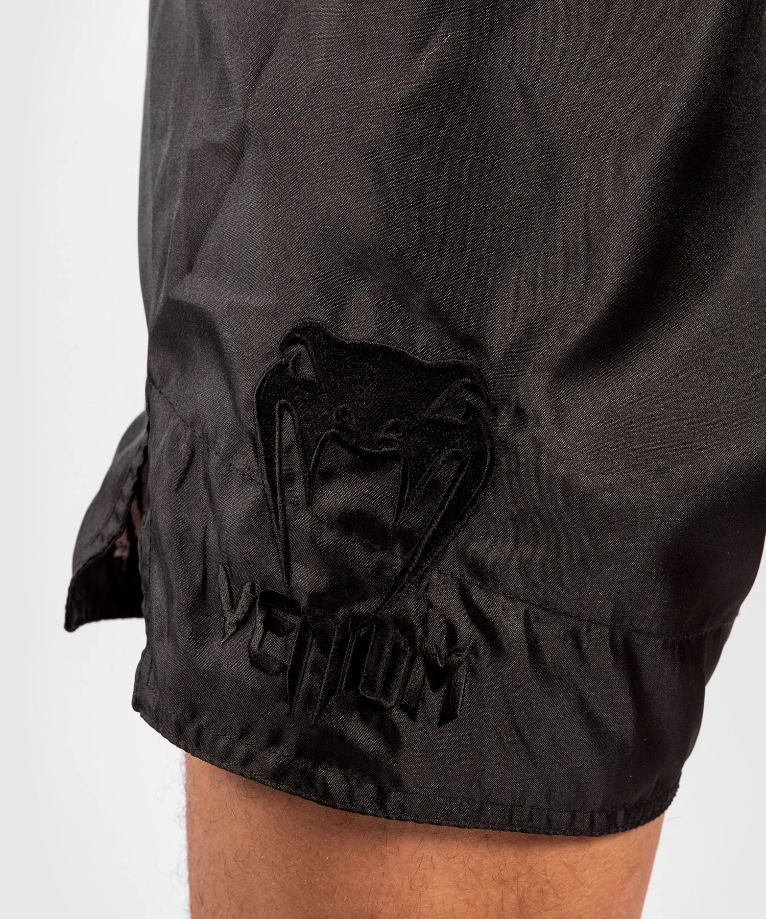 Pantalones cortos Venum Logos Muay Thai - Negro/Negro