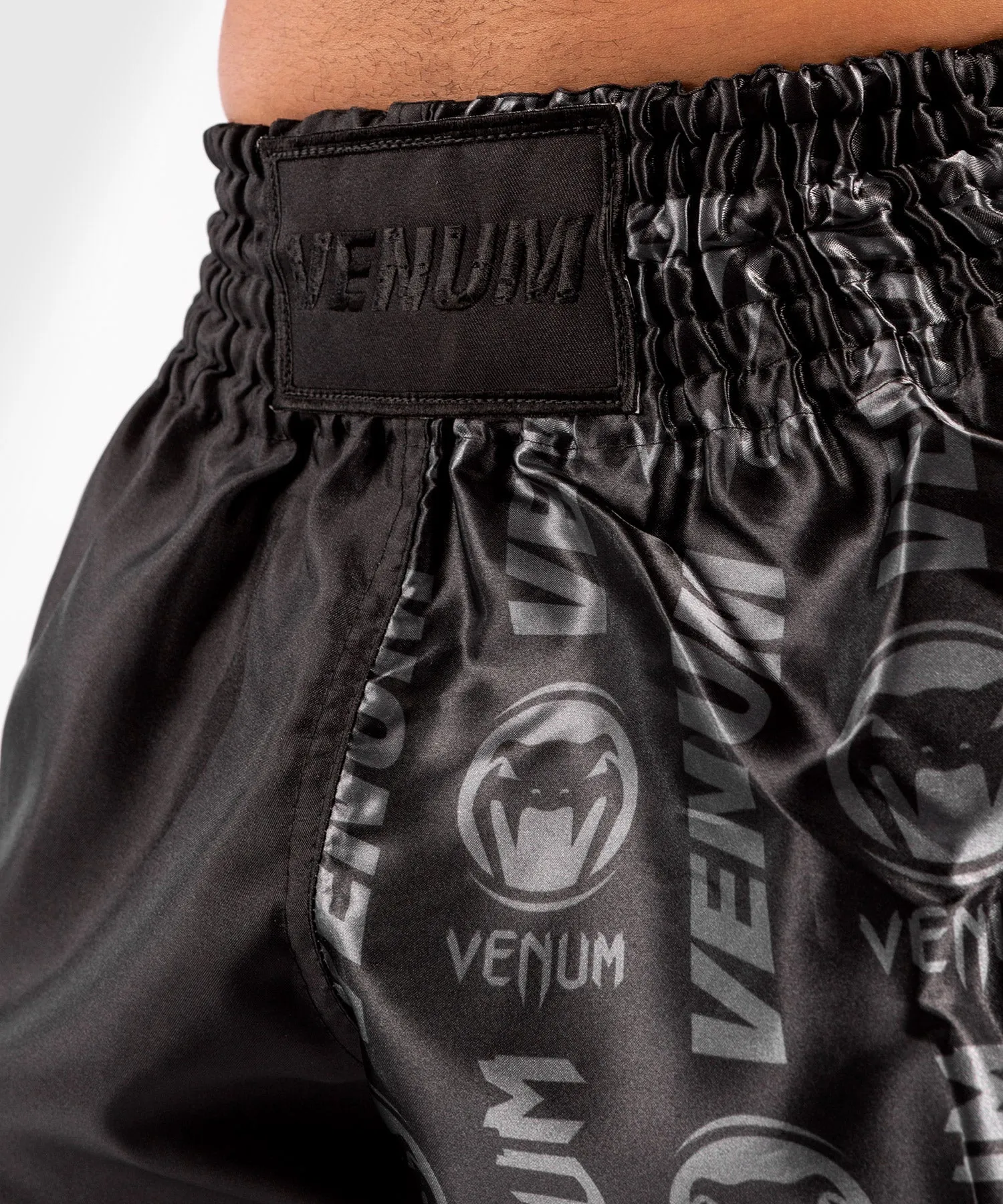 Pantalones cortos Venum Logos Muay Thai - Negro/Negro