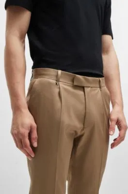 Pantalones relaxed fit en tejido elástico con pinzas