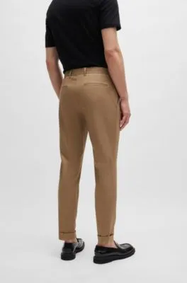 Pantalones relaxed fit en tejido elástico con pinzas