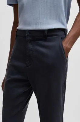 Pantalones tapered fit de tiro medio en sarga elástica