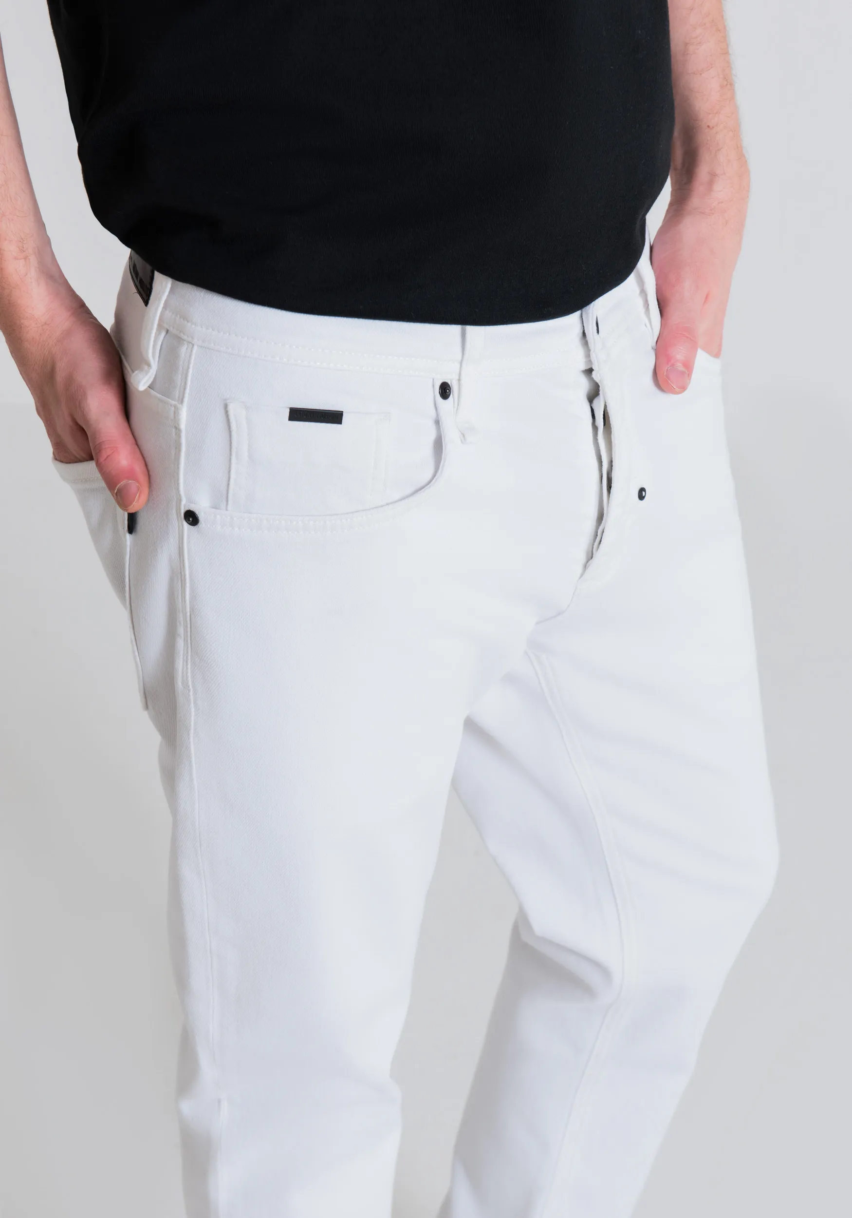 PANTALÓN SLIM FIT TOBILLERO «ARGÓN» DE SARGA DE ALGODÓN ELÁSTICO