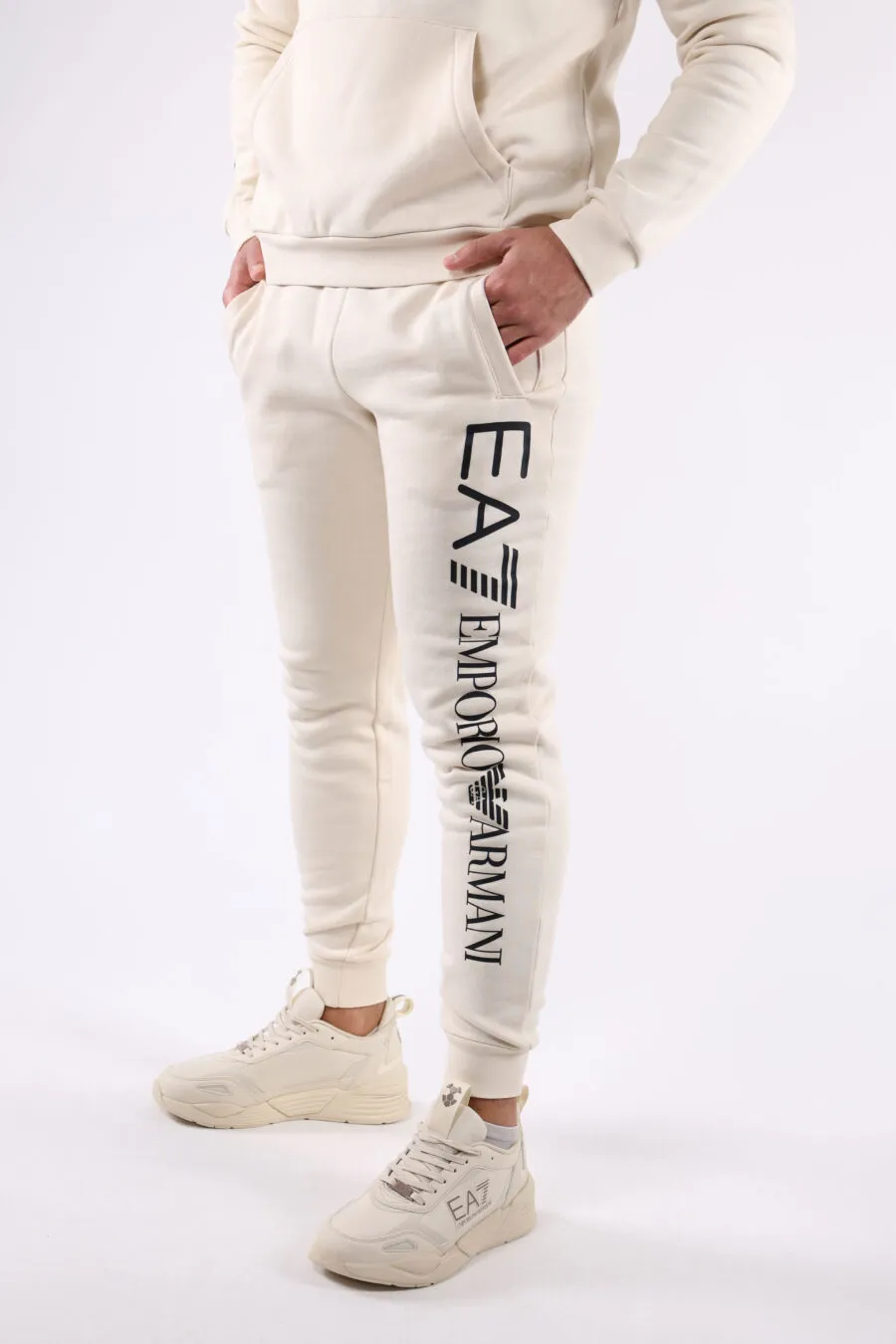 Pantalón de chándal beige con maxilogo en letras negro