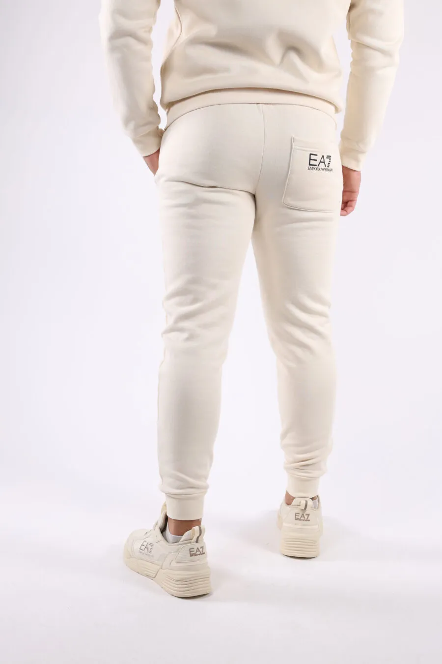 Pantalón de chándal beige con maxilogo en letras negro