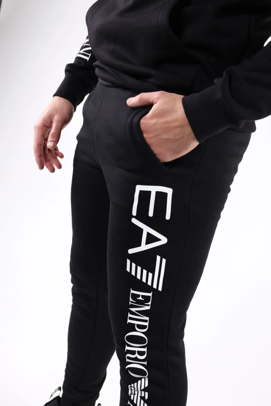 Pantalón de chándal negro con maxilogo en letras blanco