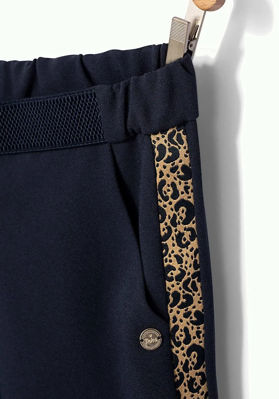 Pantalón fluido azul con bandas de leopardo IKKS