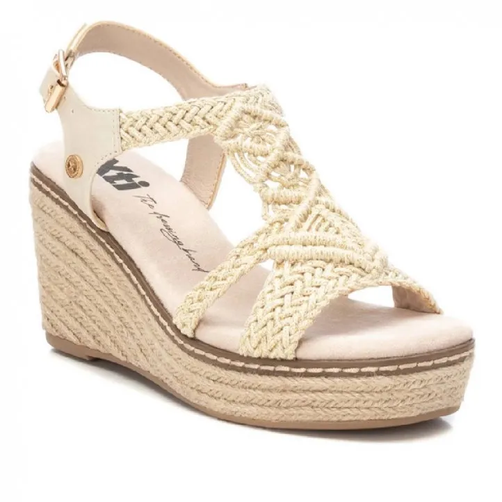 Sandalias cuña Xti beige con diseño de nudos de macramé