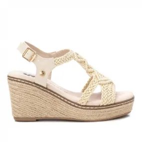 Sandalias cuña Xti beige con diseño de nudos de macramé