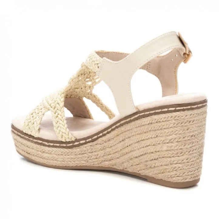 Sandalias cuña Xti beige con diseño de nudos de macramé