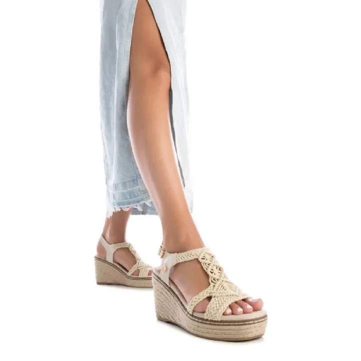 Sandalias cuña Xti beige con diseño de nudos de macramé