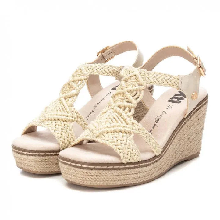 Sandalias cuña Xti beige con diseño de nudos de macramé