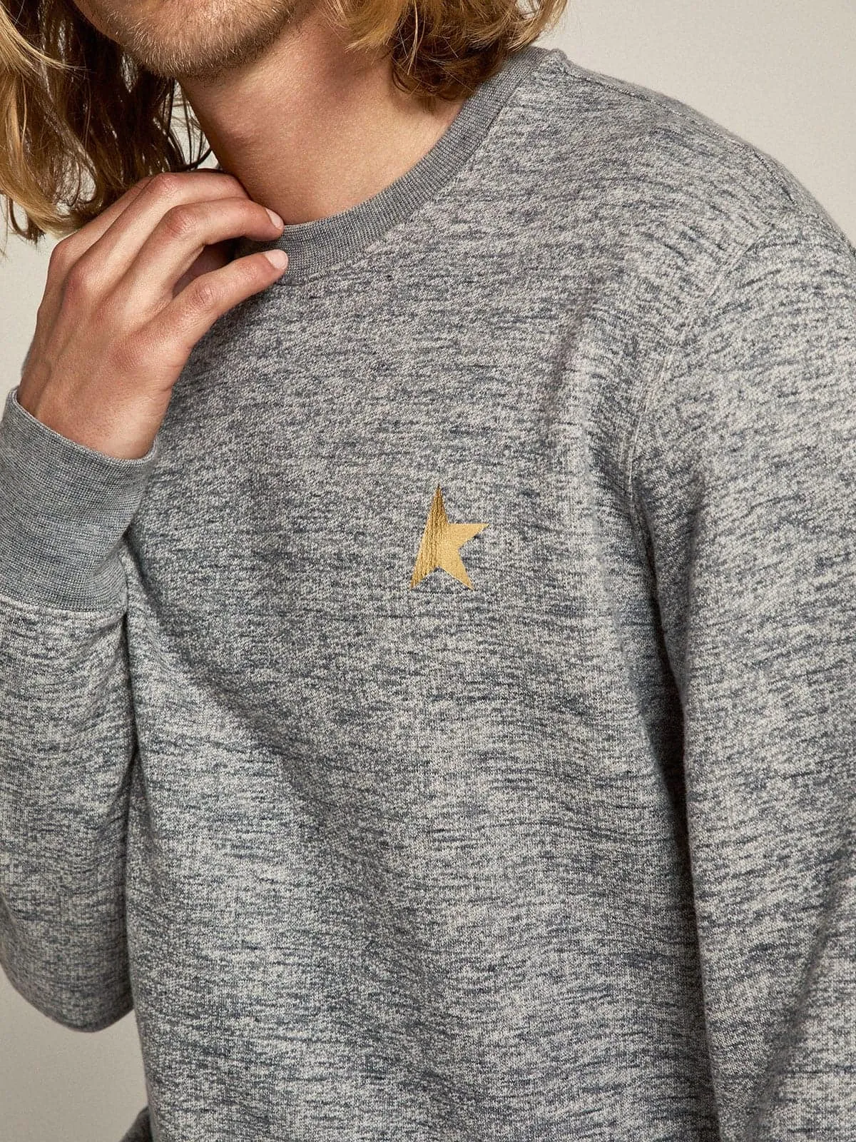 Sudadera de algodón gris jaspeado para hombre con estrella dorada