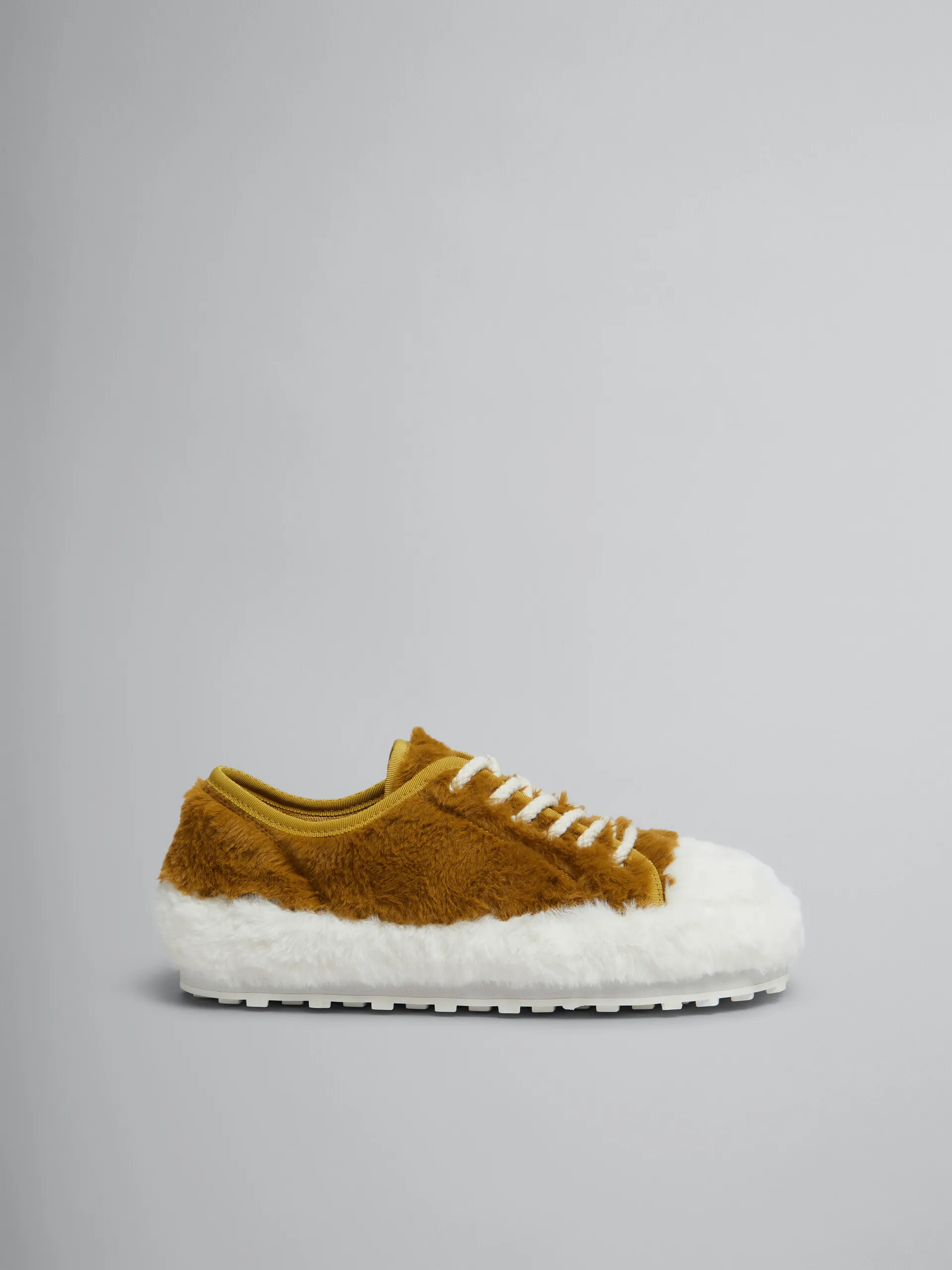 Zapatilla de tenis beige de peluche