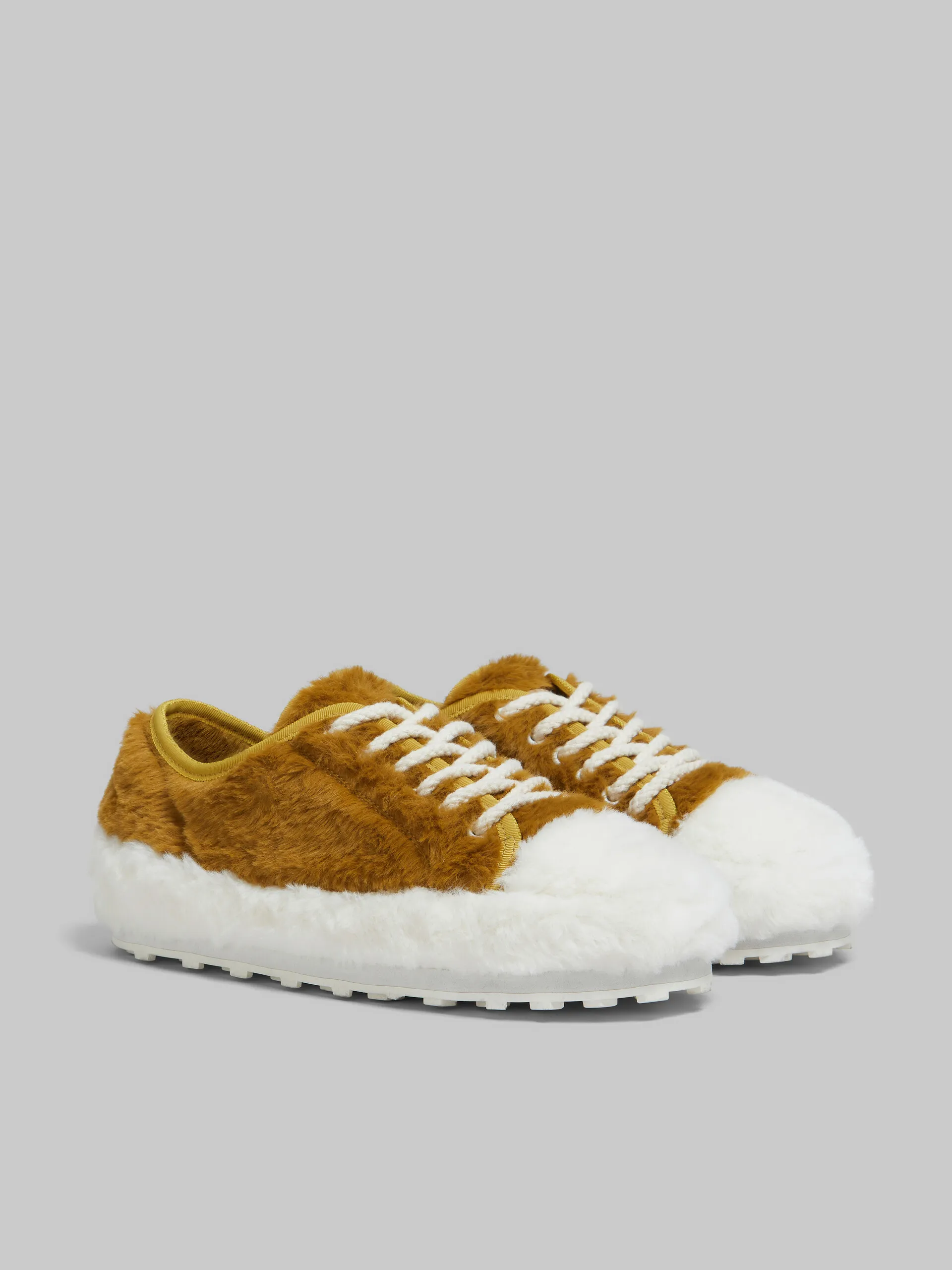 Zapatilla de tenis beige de peluche