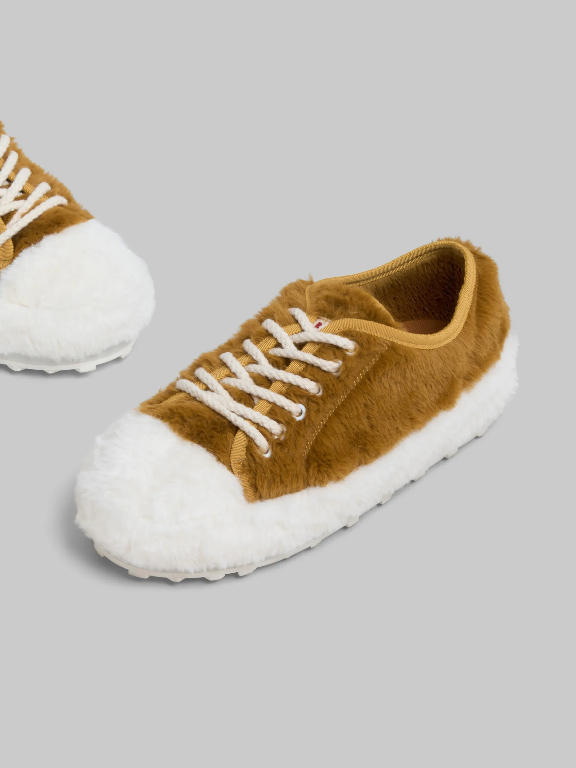 Zapatilla de tenis beige de peluche